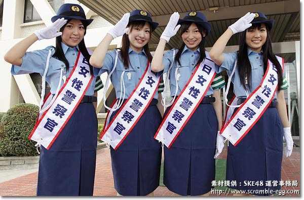 SKE48 警察官の制服で敬礼