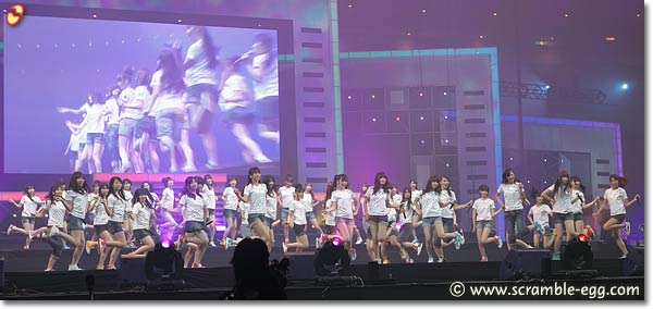AKB48コンサート『満席祭り 希望 賛否両論』公開リハーサルとセット 