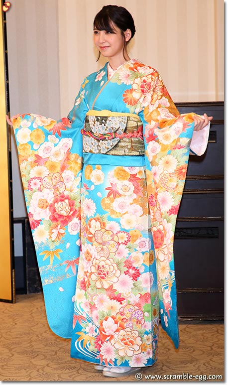 松岡菜摘 晴れ着写真