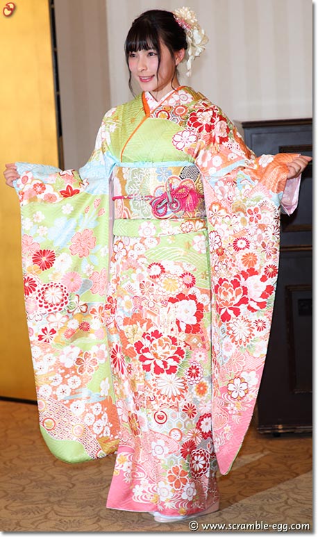 山本茉央 晴れ着写真