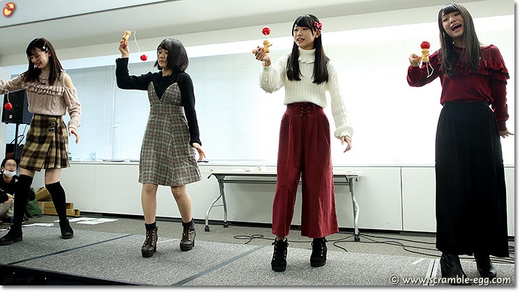 けん玉をしている16期生