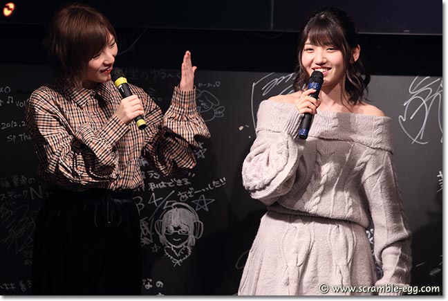 村山彩希さんに指先を見せる岡田奈々さん