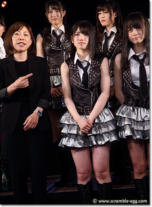 村山彩希を指で差し示す牧野アンナ