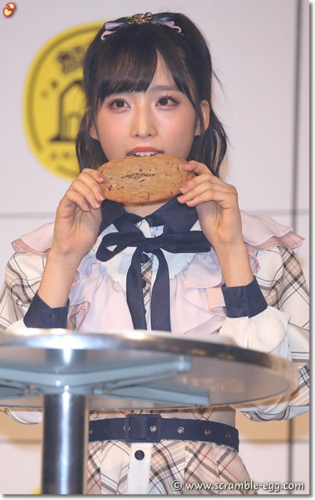 ビッグカントリーマアムを試食する小栗有以